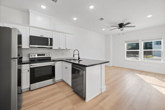 Building Photo - 8412 Sunnyhill St