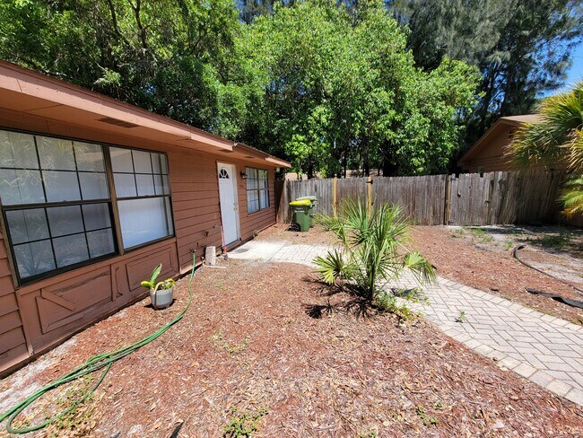 Building Photo - 4846 Royal Palm Ave