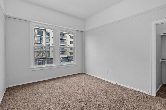 Building Photo - Lovely Hillcrest One bedroom apartment