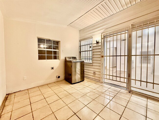 Building Photo - 11122 Village Bend Ln