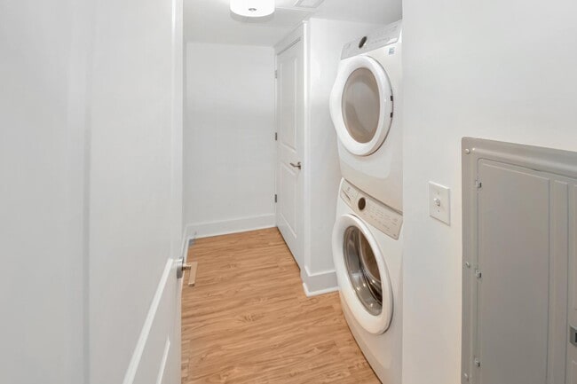 Building Photo - 101 S Tryon St