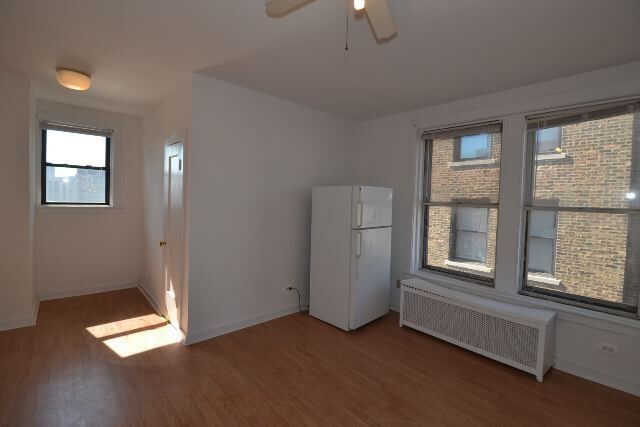Building Photo - 941 W Carmen Ave