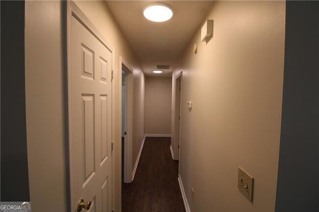 Building Photo - 2320 Ridgedale Dr SW