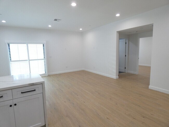 Building Photo - 5346 Lexington Ave