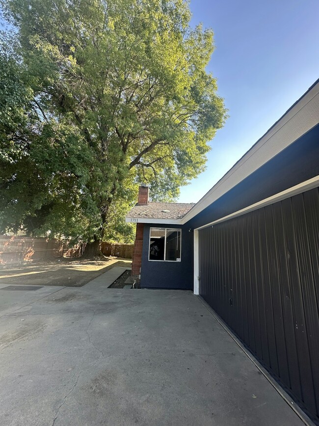 Building Photo - 1711 E Paradise Ave