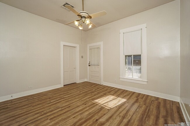 Building Photo - 115 E Lambert St