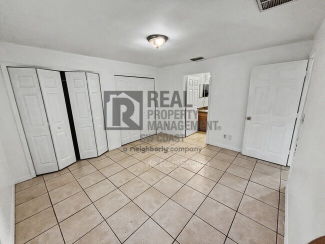 Building Photo - 127 John Ave S
