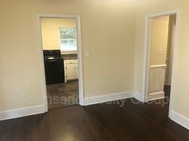 Building Photo - 3649 Dresden Dr E