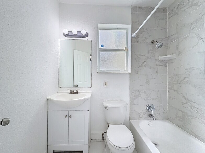 Building Photo - 401 NW 16th Ave