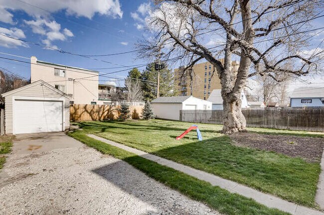 Building Photo - 1370 Xanthia St
