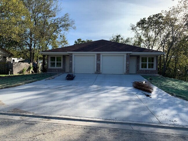 Primary Photo - 114 E Valley Rd
