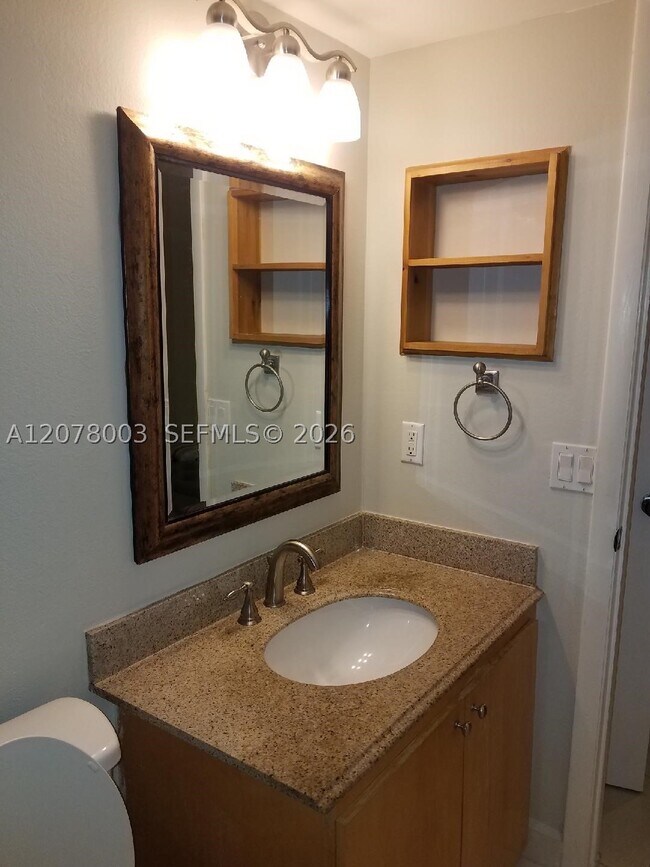 Building Photo - 220 Lakeview Dr