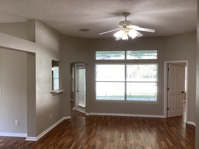 Building Photo - 220 Southlake Dr