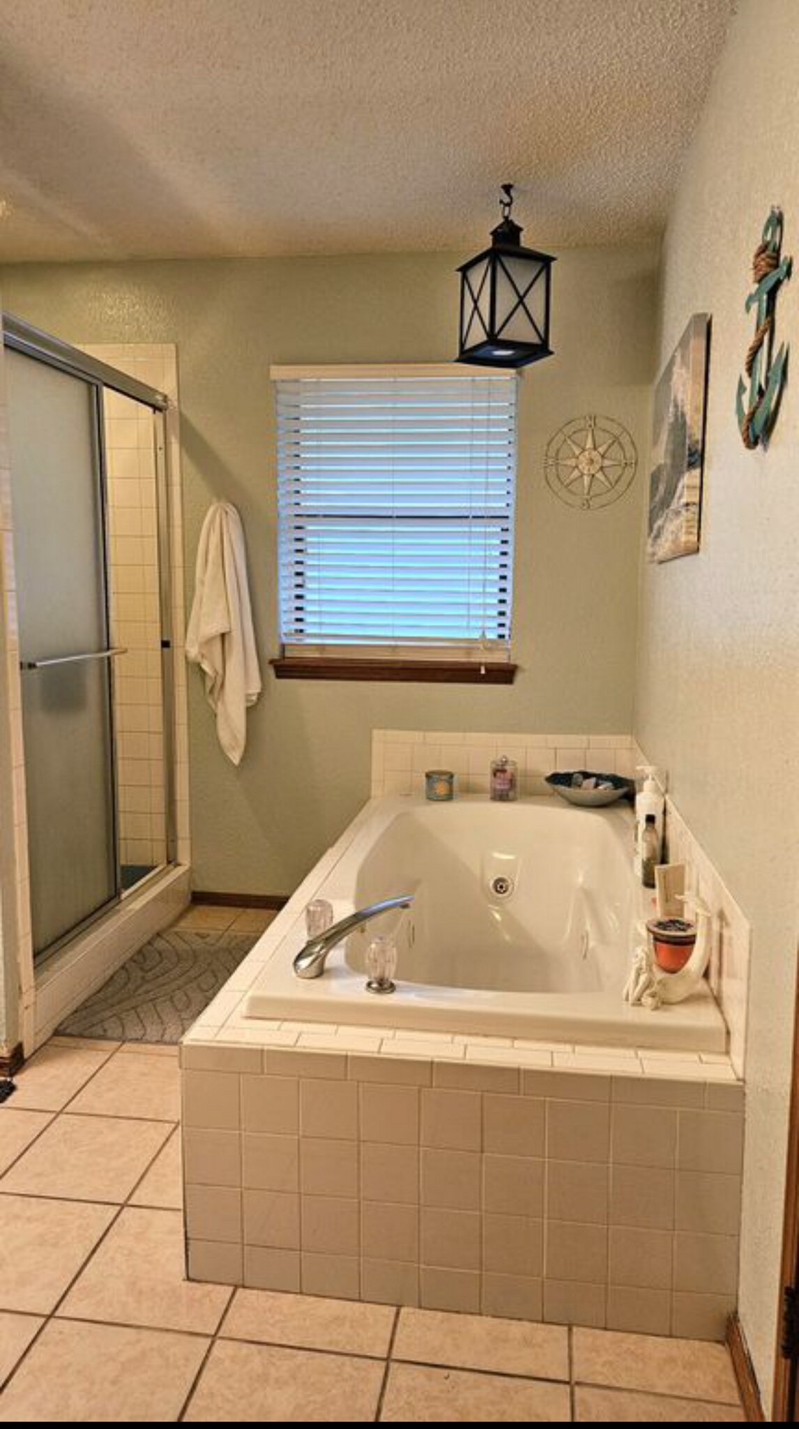 Building Photo - 1615 Camelot Dr