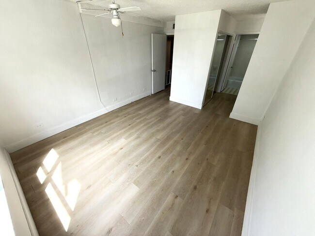Building Photo - 3690 Inverrary Dr