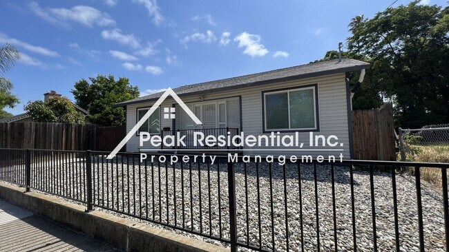 Building Photo - Very Nice 3bd/1ba House with 2 Car Garage