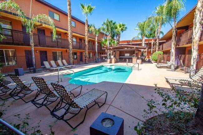 Building Photo - 1bd condo steps away from U of A, gated, A/C, Washer/Dryer