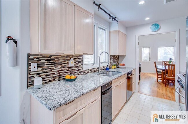 Building Photo - 388 Sayre Dr