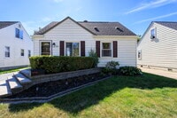 Building Photo - 880 E Rowland Ave