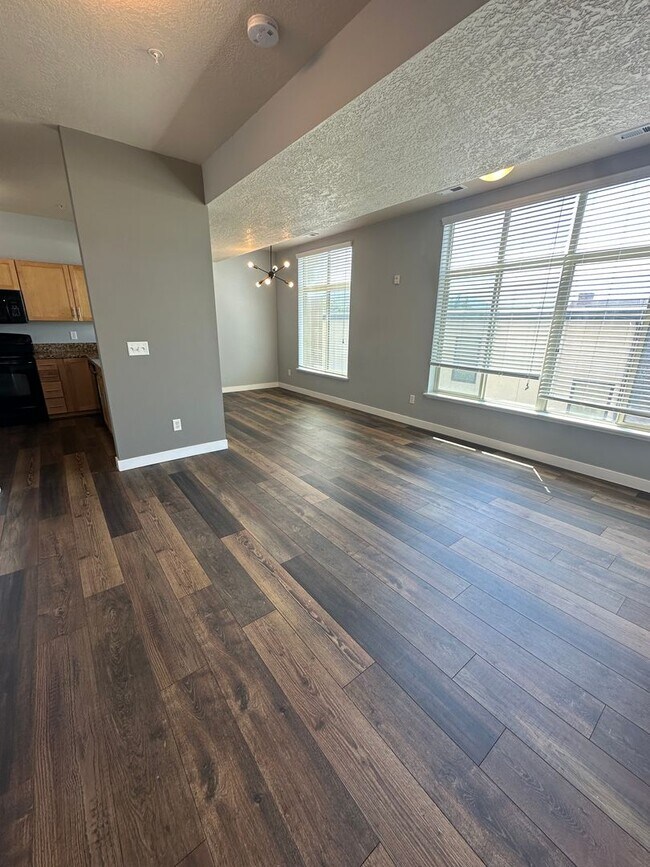 Building Photo - GORGEOUS Downtown Unit!!!