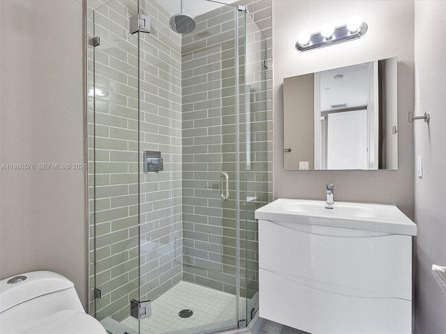 Building Photo - 626 NE 12th Ave