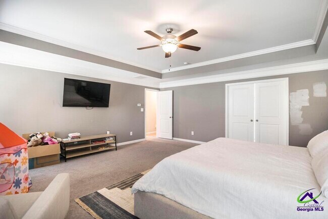 Building Photo - 421 Newport Ave