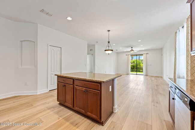 Building Photo - 739 Monterey Dr