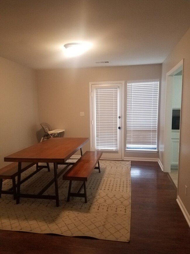 Building Photo - 2 Bed 2.5 Bath in Alpharetta!