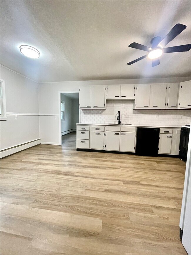 Building Photo - 218 Lynhurst Ave