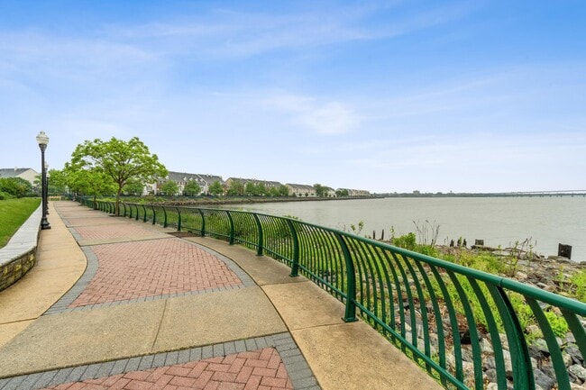 Building Photo - 11 Droyers Pointe Blvd