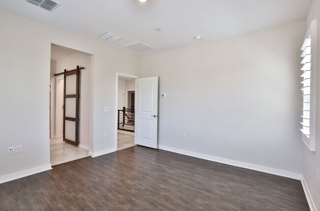 Building Photo - Gorgeous 4bed/3 bath End Unit Condo in Gil...