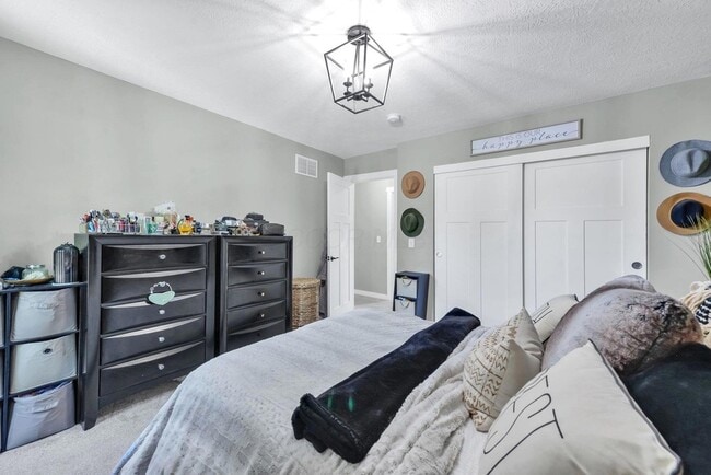 Building Photo - 1945 Woodcrest Rd