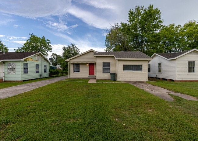 Primary Photo - Just Renovated! Close to Hwy 287 Immediate...