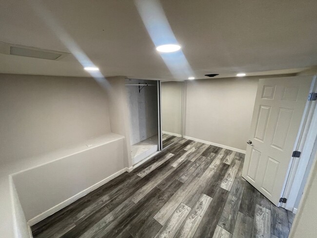 Building Photo - 2 bedrooms remodeled duplex with a spaciou...