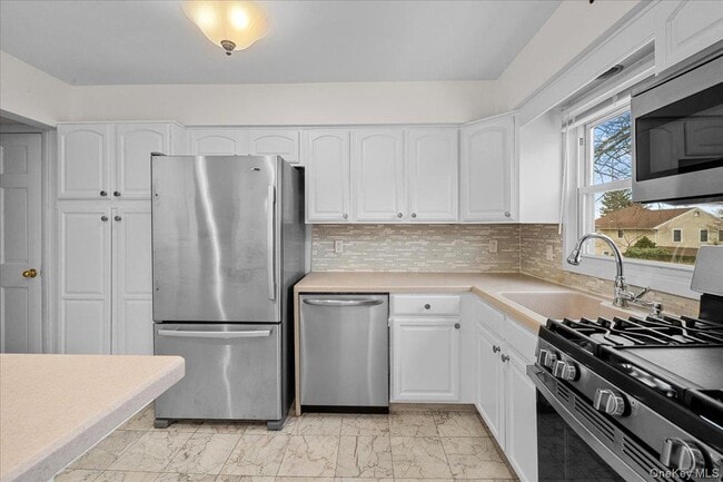 Building Photo - 73 Ewart St