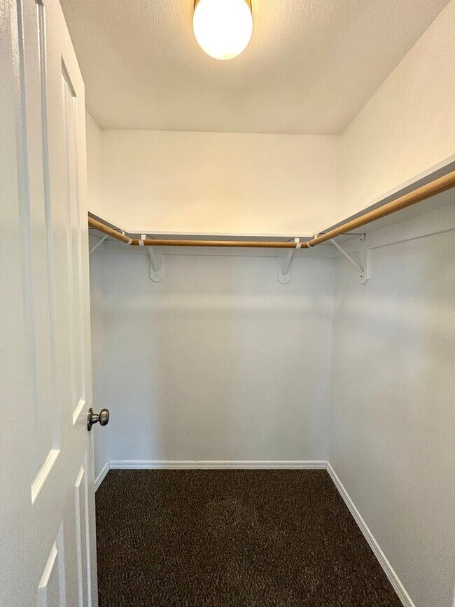Building Photo - 3 Bed 2 Bath Home with Fenced Yard