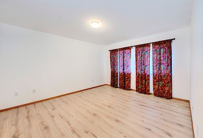 Building Photo - Lynnwood Two Story