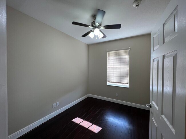 Building Photo - 3368 Greenway Dr