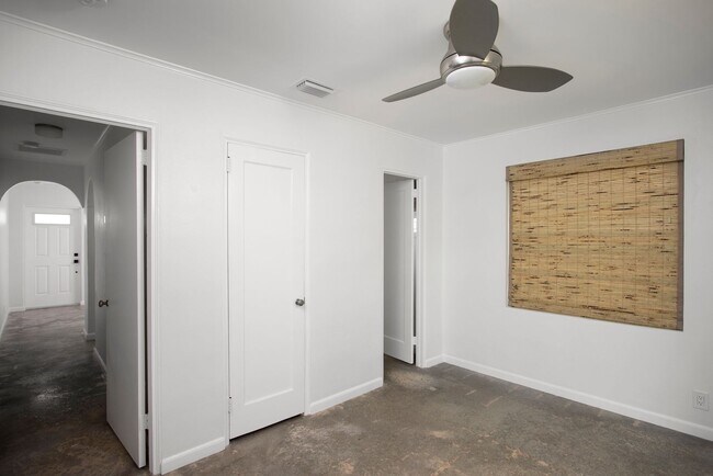 Building Photo - 1 Bedroom 1 Bathroom Apartment No Pets
