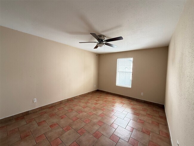 Building Photo - 7200 Clarewood Dr