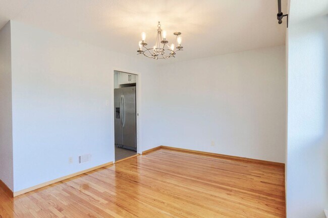 Building Photo - 4 Bed / 2 Bath Daly City Home With Stunnin...