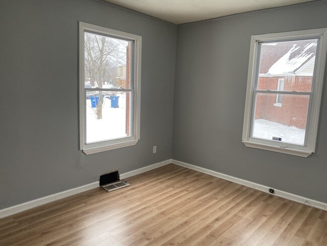 Building Photo - 1025 E 44th Pl