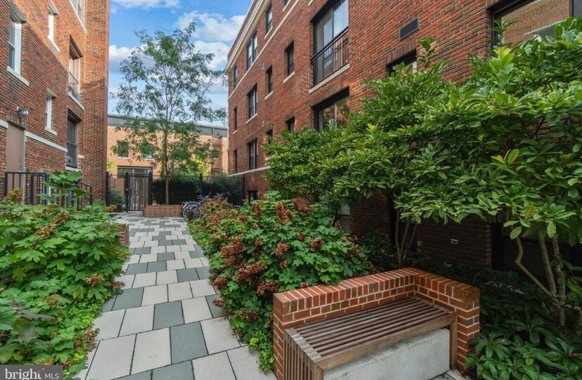 Courtyard with bike storage - 129 W St NW