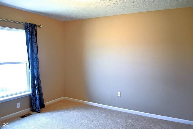 Building Photo - 2327 Creekland Dr