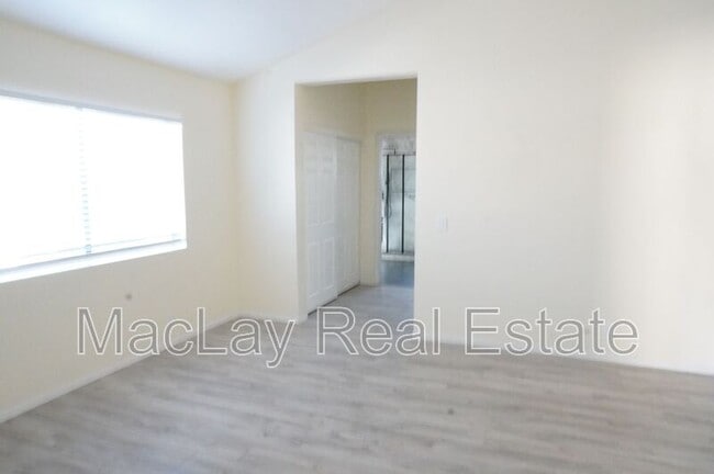 Building Photo - 4024 E Hiddenview Dr