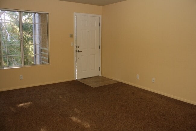 Building Photo - Cute & Cozy Condo Close to UNLV