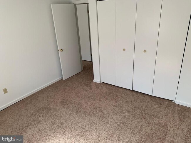 Building Photo - 468 Lynetree Dr