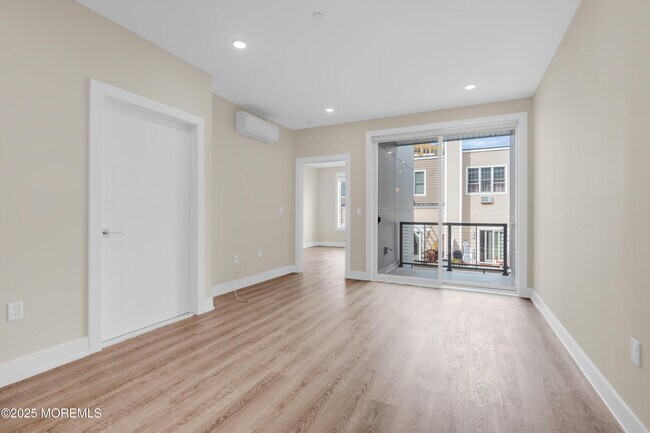 Building Photo - 521 Lake Ave