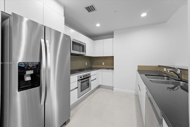 Building Photo - 1050 Brickell Ave