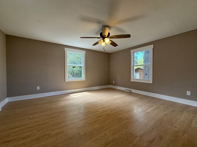Building Photo - 4 Bedroom/2 Bath Home for Rent